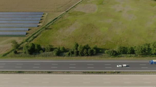 Повітряна панорама широкого поля з сонячними панелями — стокове відео