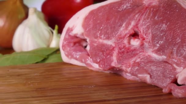 Viande crue coupée en gros steaks avec un couteau — Video