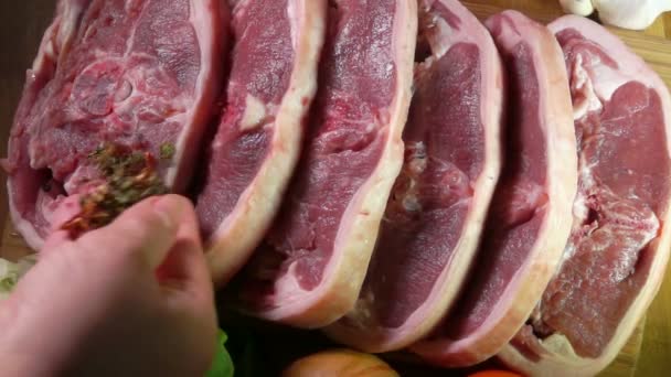 Rohes Fleisch mit einer Mischung aus Pfeffer bestreut — Stockvideo