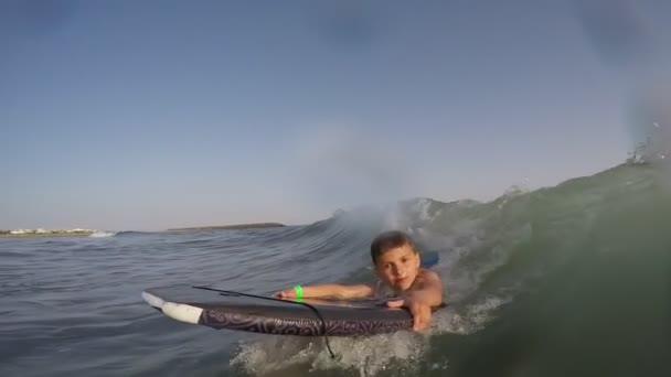El niño está surfeando en una gran ola. — Vídeo de stock