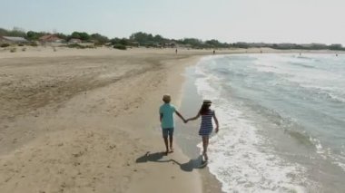 Sahilde iki çocuğun havadan çekilmiş fotoğrafı.