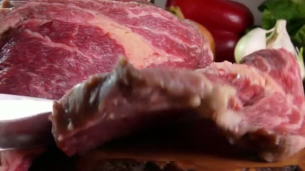Detailní záběr syrového masa nakrájeného na chutné steaky