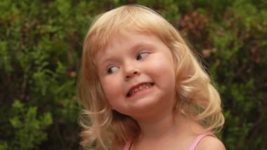 Küçük kız dışarıda çeşitli duygular ifade eder.