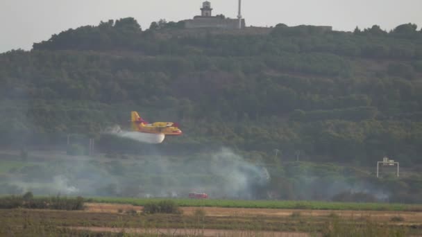 Vliegtuig Bombardier gooit water in brand — Stockvideo