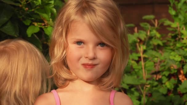 Sarışın kız elinde bir demet kırmızı frenk üzümü — Stok video