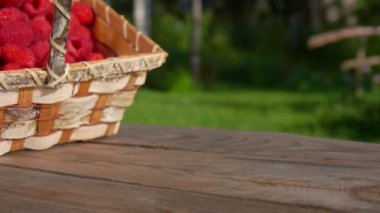 Ahududu lar sepetten tahta masaya düşer.