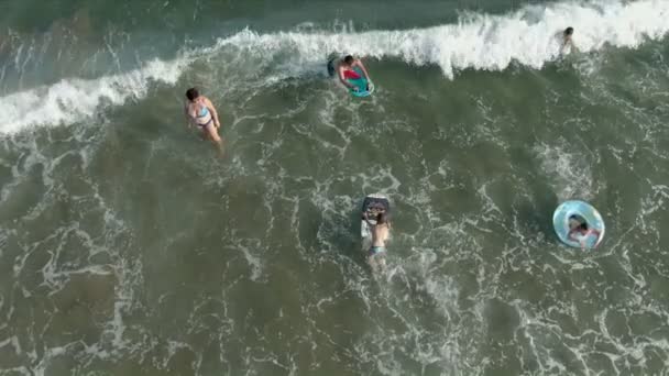 Foto aérea de niños nadando en el mar a bordo — Vídeos de Stock