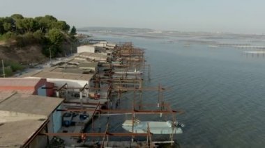 Göl kenarındaki istiridye çiftliklerinin havadan çekilmiş görüntüleri.