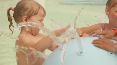 Küçük kız Aquapark 'taki su akıntılarını tıklatıyor.