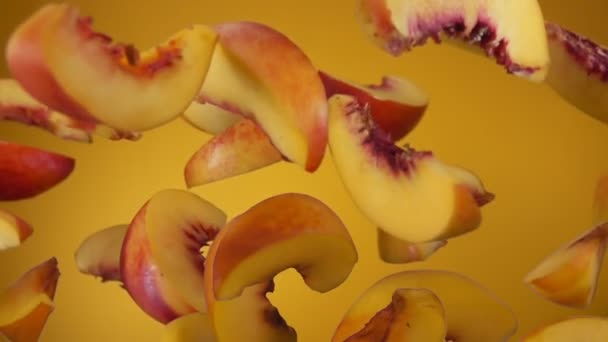 Персиковые ломтики отскакивают на желтом фоне — стоковое видео