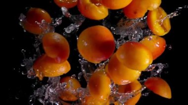 Kayısı yarıları su damlalarıyla zıplar