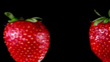 İki lezzetli büyük kırmızı çilek birbirleriyle çarpıştı