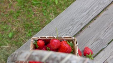 Çilek dolu sepetli masa panoraması