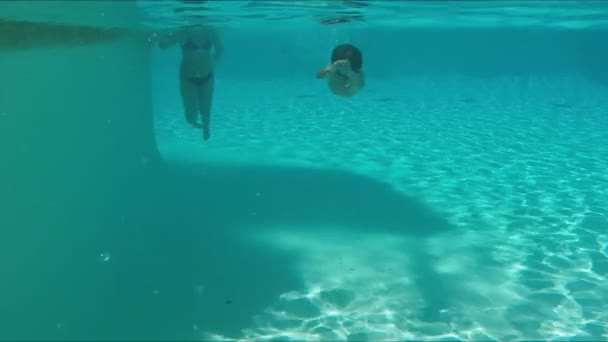 Petit garçon nageant dans la piscine vers la caméra — Video