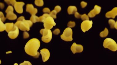 Makarna borusu yükselir ve siyah arka planda dikenler oluşur.