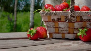 Tatlı çilek sepetyakınında masaya düşen