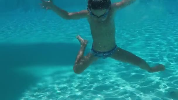 Petit garçon tournant saut périlleux dans la piscine — Video