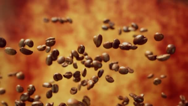 Los granos de café vuelan y giran sobre fondo amarillo — Vídeo de stock