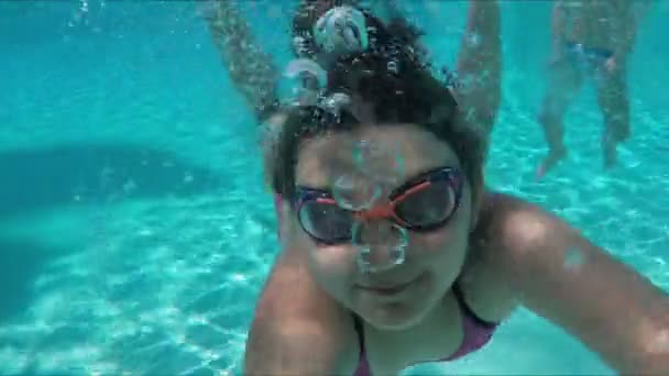 Chica bucea bajo el agua para hacer caras divertidas — Vídeos de Stock