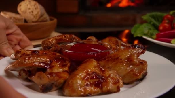 Cierre de un plato con alas de pollo a la parrilla — Vídeos de Stock