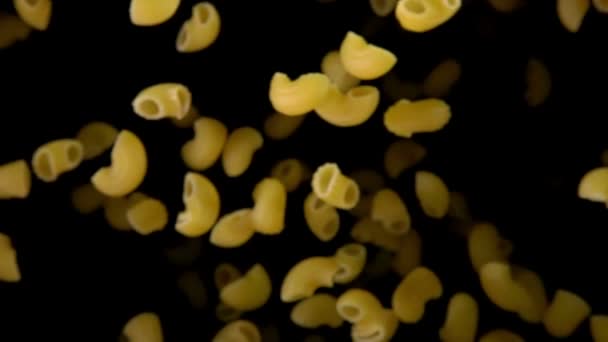 Pasta σωλήνα rigate πετά σε μαύρο φόντο — Αρχείο Βίντεο