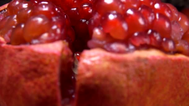Granatäpplet bryts i bitar med röda korn — Stockvideo