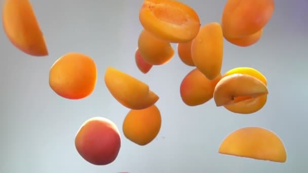 Půlky meruňky odrazit na bílém pozadí — Stock video