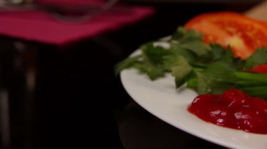 Izgara tavuk kanadı ve şöminenin yanında patates.