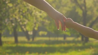 Anne ve kızı el ele tutuşuyorlar.