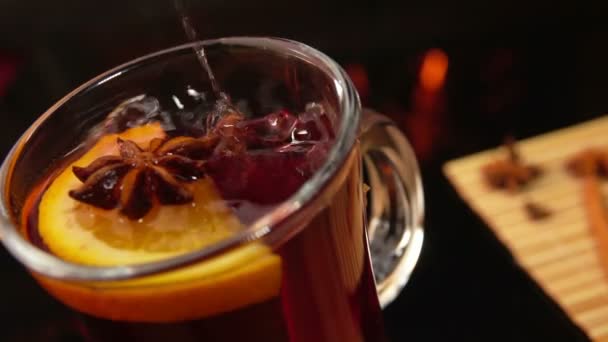 Κανέλα ραβδί πέφτει σε ζεστό κρασί κοντά στο τζάκι — Αρχείο Βίντεο