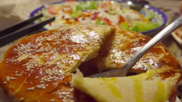 Cuchara cucharadas de sopa de caza de tazón con tapa de masa — Vídeo de stock