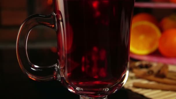 Jeu de feu sur la surface du verre avec du vin chaud — Video