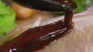 Salamura sosu tavuğu kurutuyor.