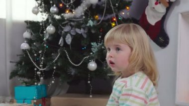 Küçük kız Noel hediyesi kutusuyla bir araya gelir.