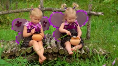 Kelebek kanatlı kızlar kaşıkla bal yerler.