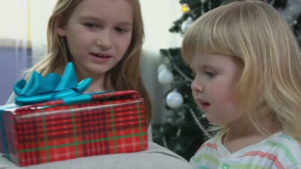 Siostry otrzymujące prezent w świąteczny poranek — Wideo stockowe