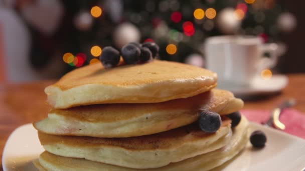 Syrup flowing on stack of pancakes with blueberry — Stock Video