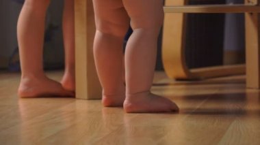 Anne ve çocukların çıplak ayakları yerde.