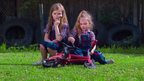 Meninas mecânica estão tentando corrigir bicicleta com ferramentas — Vídeo de Stock