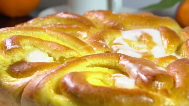 Rouleaux sucrés cuits à la crème française coupée au couteau — Video