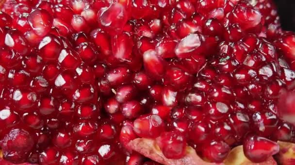 Rote Granatapfelkörner prallen auf andere Körner — Stockvideo