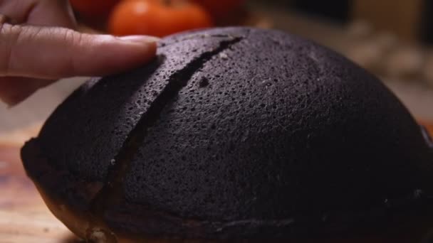 Pedaço de torta de queijo cottage preto Tourteaux Jahan — Vídeo de Stock