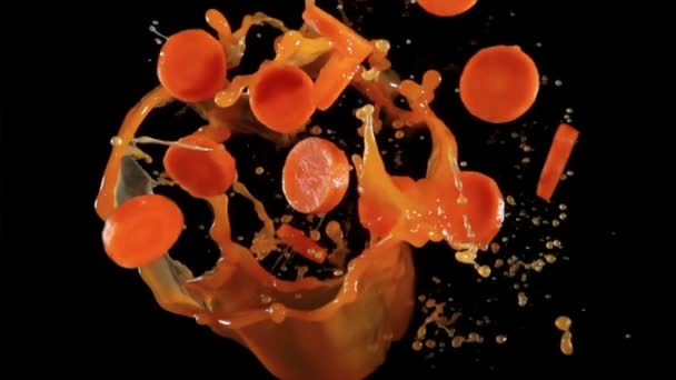 Carottes fraîches qui volent avec des éclaboussures de jus — Video