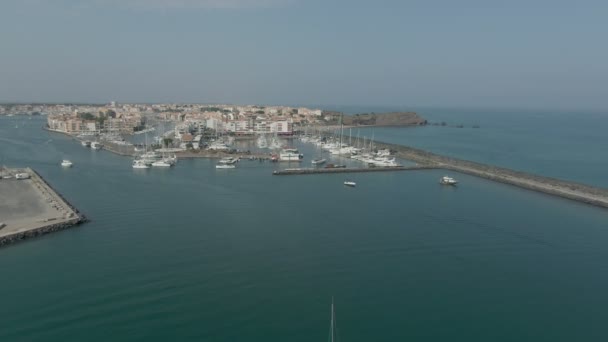 Arka planda şehir manzarası olan bir körfezde yat marinası. — Stok video