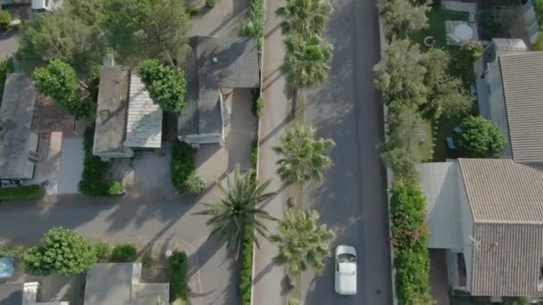 Vue aérienne d'une voiture blanche circulant le long de la route — Video