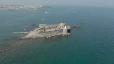 Küçük adada deniz feneri olan bir deniz kalesi.