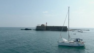 Deniz feneri olan bir deniz kalesinin havadan yaklaşımı 