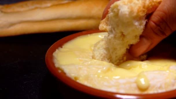 М'який Сен-Фелісенський сир у невеликому керамічному горщику — стокове відео