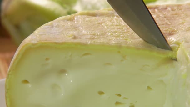 Gros plan d'un fromage de brie crémeux à pâte molle — Video