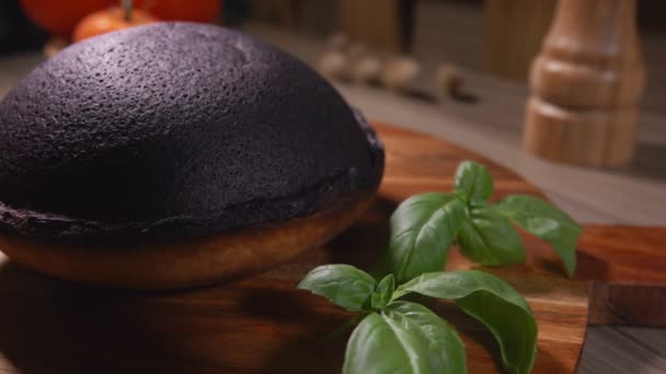 Couteau coupe une croûte noire de tourteaux Jahan tarte — Video